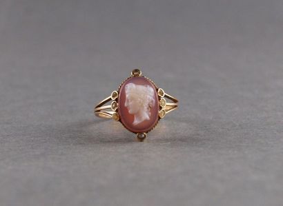 Bague en or 750°/°° ornée d'un camée en agate...