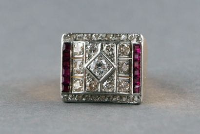 Bague chevalière en or 750°/°° et platine...