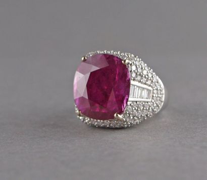 Bague chevalière en or gris 750°/°°sertie...