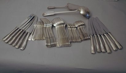 Ménagère en métal argenté modèle filet coquille...