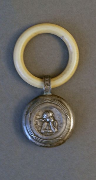 Hochet en argent sup. 800°/°° à décor d'angelot,...