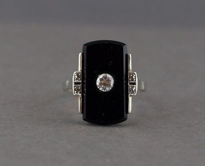 Bague en or gris 585°/°° ornée d'un diamant...
