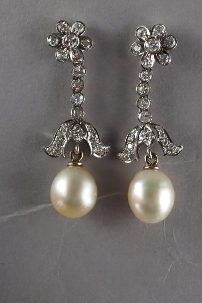 Paire de pendants d'oreilles feuillagés en...