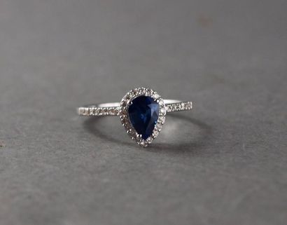 Bague en or gris 750°/°° sertie d'un saphir...