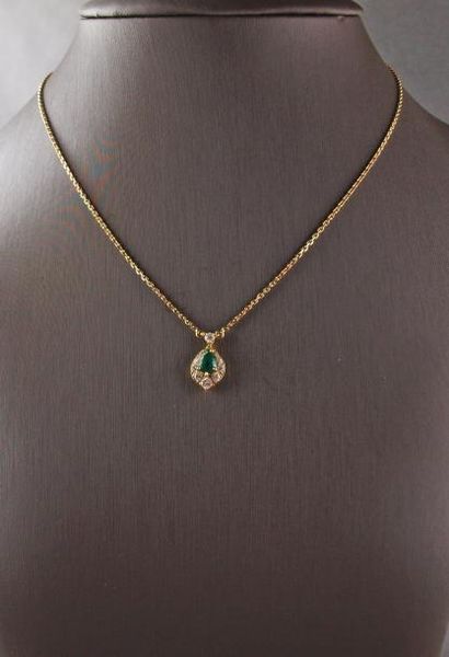 ARFAN : Collier en or 750°/°° centré d'une...