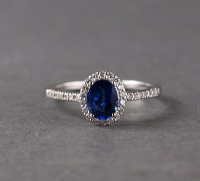 Bague en or gris 750°/°° sertie d'un saphir...