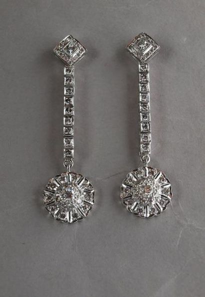 Paire de pendants d'oreilles soleil en or...