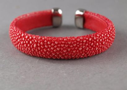 Bracelet jonc ouvrant en galuchat rouge ...