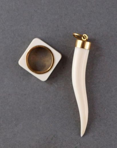 Lot en os et or 750°/°° comprenant un pendentif...