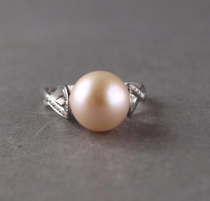 Bague en or gris 750°/°° ornée d'une perle...