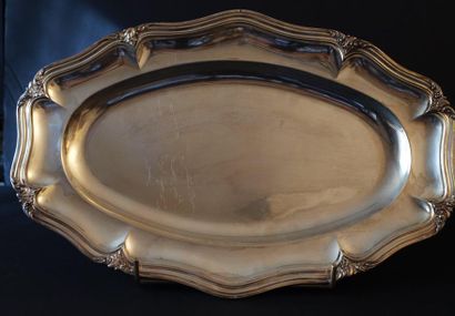 Plat ovale chantourné feuillagé en argent...