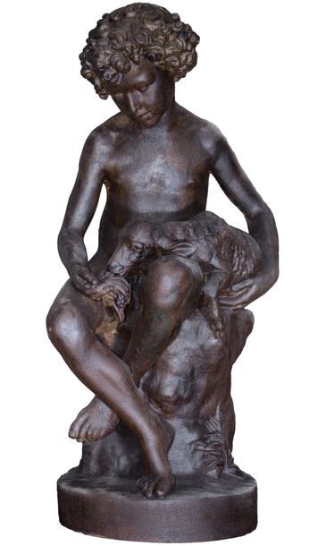 Statue en fonte représentant un jeune garçon...