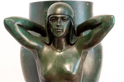 Modèle de Pierre LENOIR
Vase aux Cariatides
Bronze...