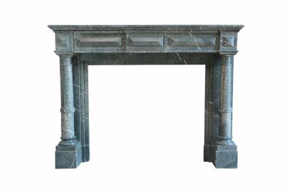 Cheminée en marbre vert d'Ariège. Deux colonnes...