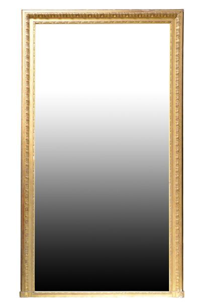 Miroir en bois doré et stuc. Une frise de...
