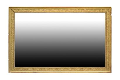 Miroir à  décors de coquilles et palmettes...