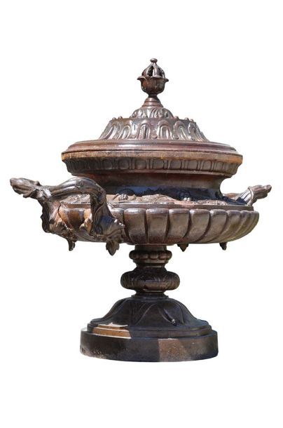 Rare vase couvert en fonte animé de godrons,...