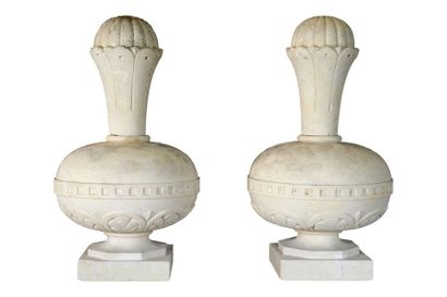 Paire de pots d'ornement en pierre à  décor...