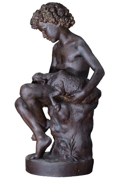 Statue en fonte représentant un jeune garçon...