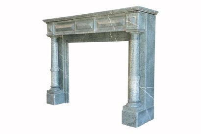 Cheminée en marbre vert d'Ariège. Deux colonnes...