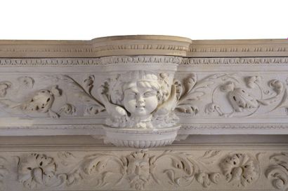 Rare cheminée en pierre de style Renaissance....
