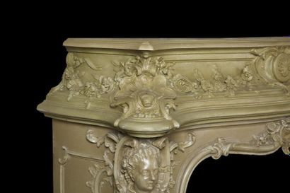 Cheminée en bois et stuc laqué à  linteau...