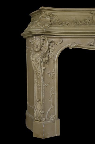 Cheminée en bois et stuc laqué à  linteau...