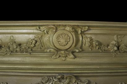 Cheminée en bois et stuc laqué à  linteau...