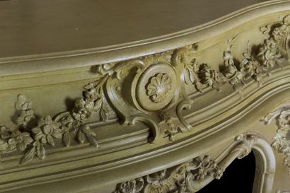 Cheminée en bois et stuc laqué à  linteau...