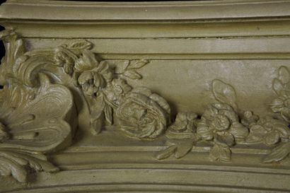 Cheminée en bois et stuc laqué à  linteau...