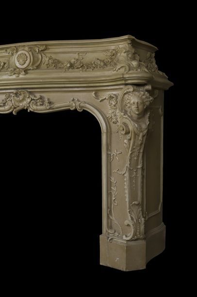Cheminée en bois et stuc laqué à  linteau...