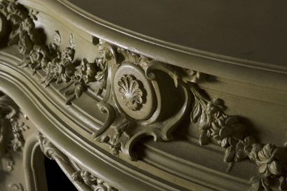 Cheminée en bois et stuc laqué à  linteau...