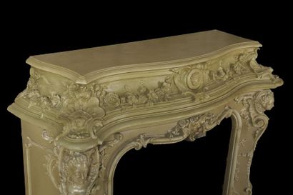 Cheminée en bois et stuc laqué à  linteau...