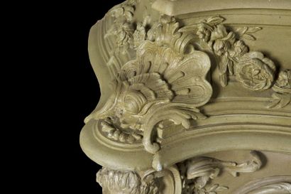 Cheminée en bois et stuc laqué à  linteau...