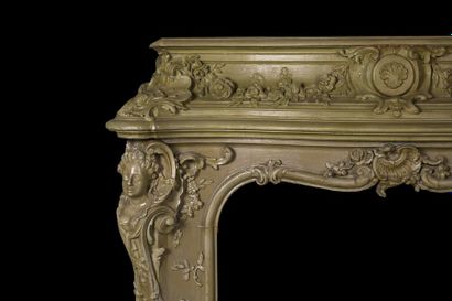 Cheminée en bois et stuc laqué à  linteau...