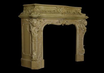 Cheminée en bois et stuc laqué à  linteau...
