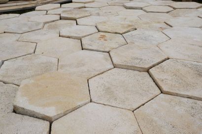 Dallage hexagonal en pierre. Ep. 18eme. Loire....