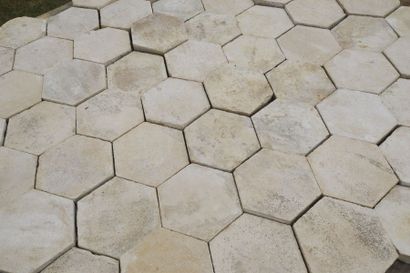 Dallage hexagonal en pierre. Ep. 18eme. Loire....