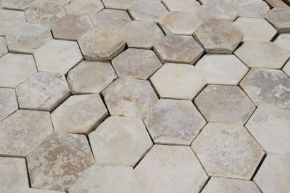 Dallage hexagonal en pierre. Ep. 18eme. Loire....