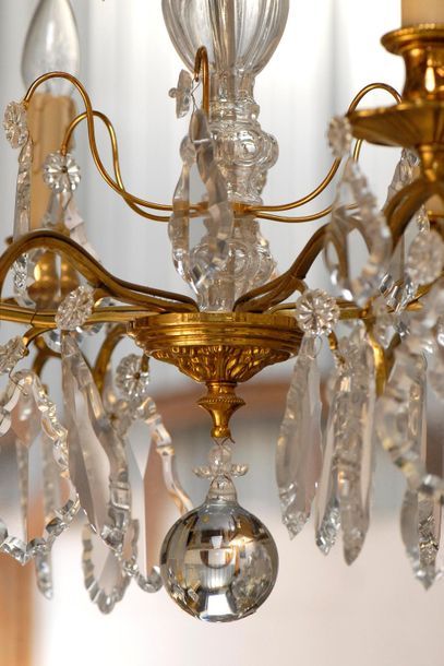 Lustre en métal doré et pampilles de verre...