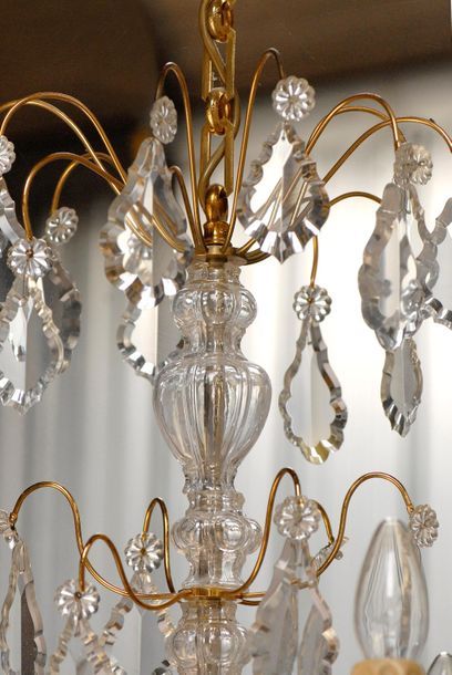 Lustre en métal doré et pampilles de verre...