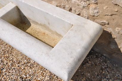 Bac en marbre blanc à  partie supérieur moulurée....