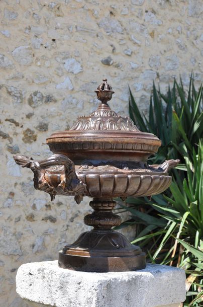 Rare vase couvert en fonte animé de godrons,...