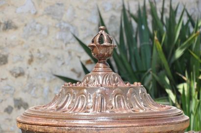 Rare vase couvert en fonte animé de godrons,...