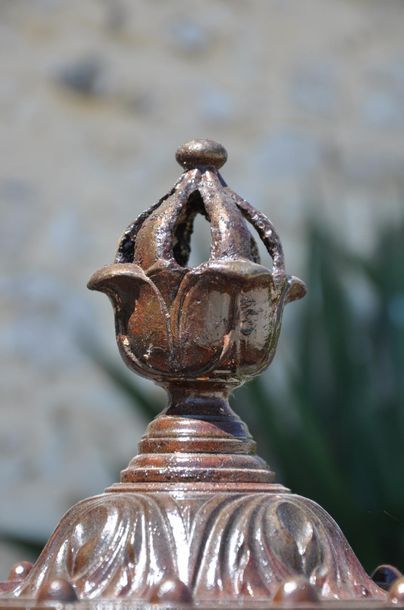 Rare vase couvert en fonte animé de godrons,...