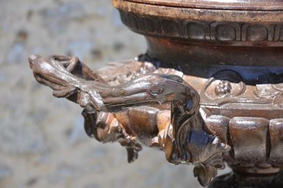 Rare vase couvert en fonte animé de godrons,...