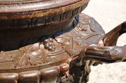 Rare vase couvert en fonte animé de godrons,...