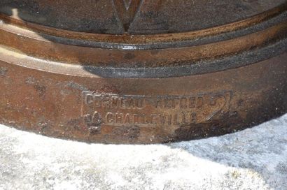 Rare vase couvert en fonte animé de godrons,...