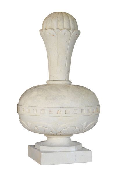 Paire de pots d'ornement en pierre à  décor...