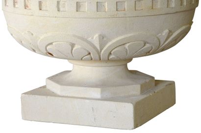 Paire de pots d'ornement en pierre à  décor...